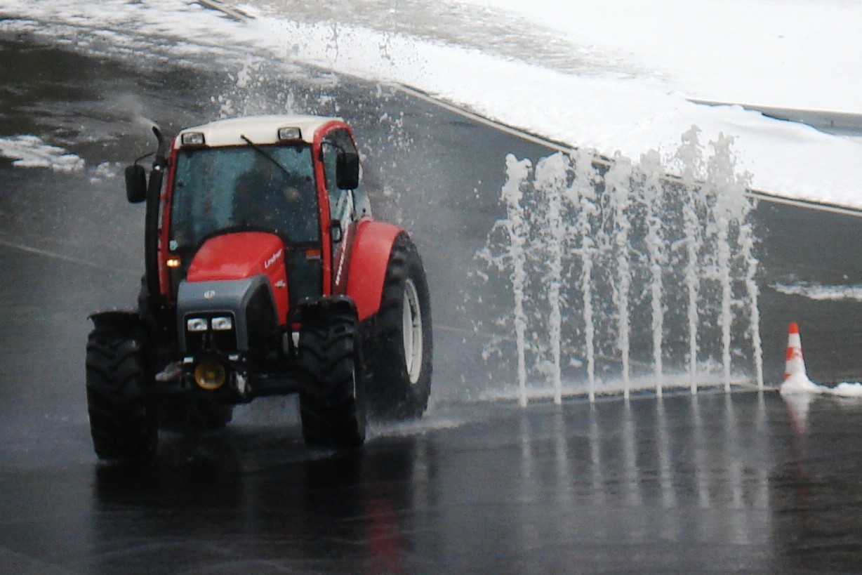 Fahrsicherheitstraining für Traktorfahrer:innen in Kalwang oder Lang/Lebring für LAK-Mitglieder günstiger